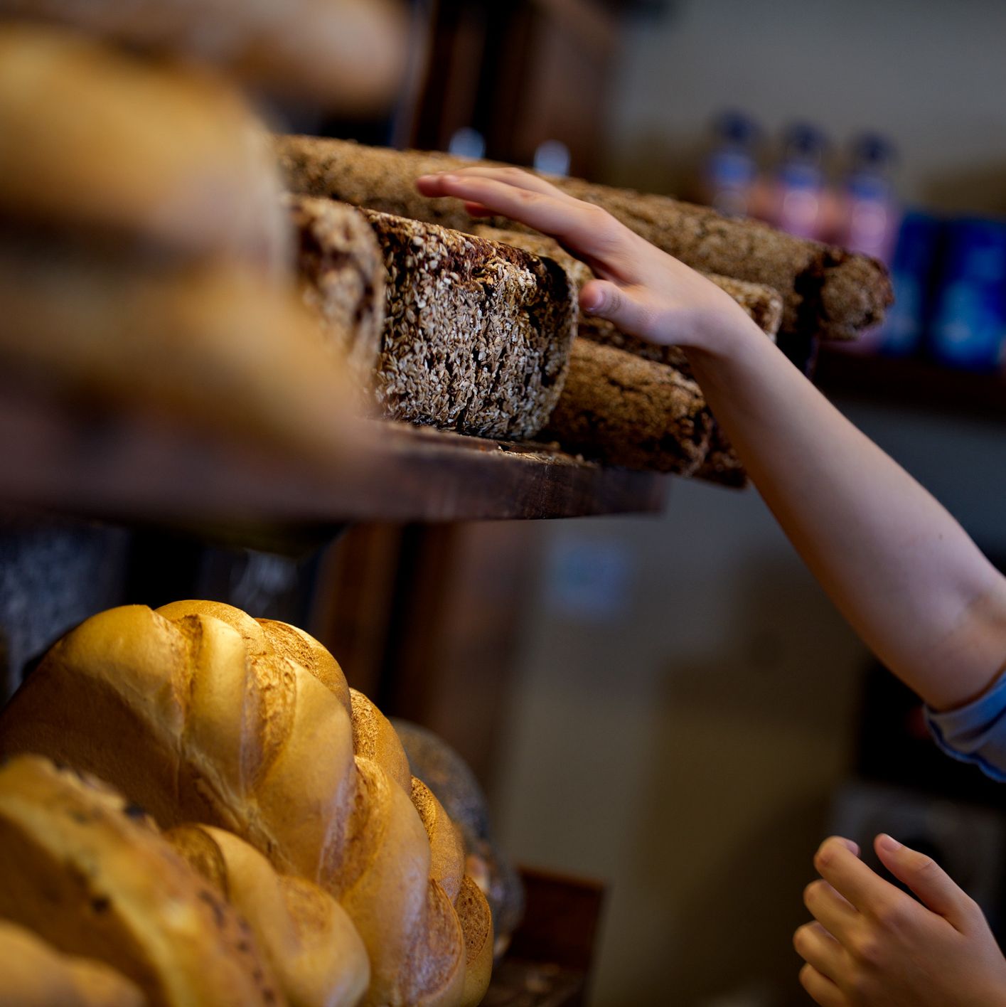 Bäckereifachverkäuferin erklärt Kunden die Brotsorten